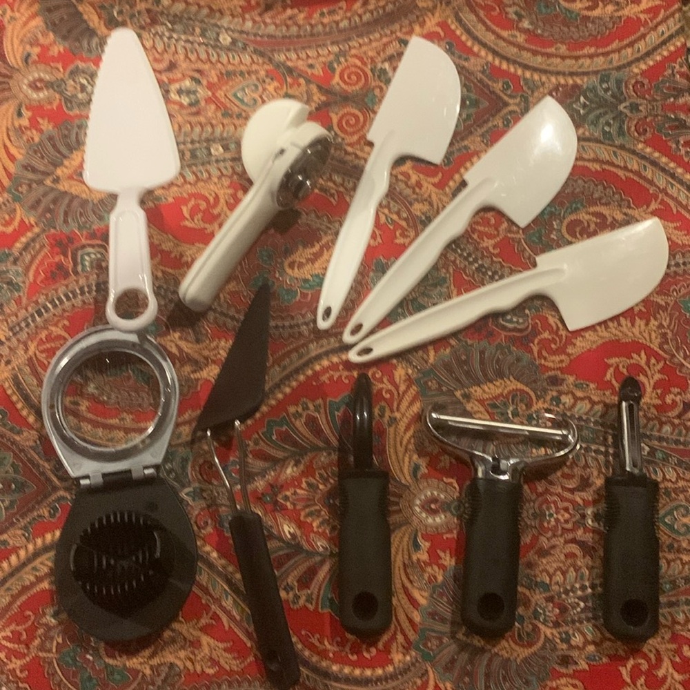10 piece black & white kitchen utensils set. Mixed brands see photos for details